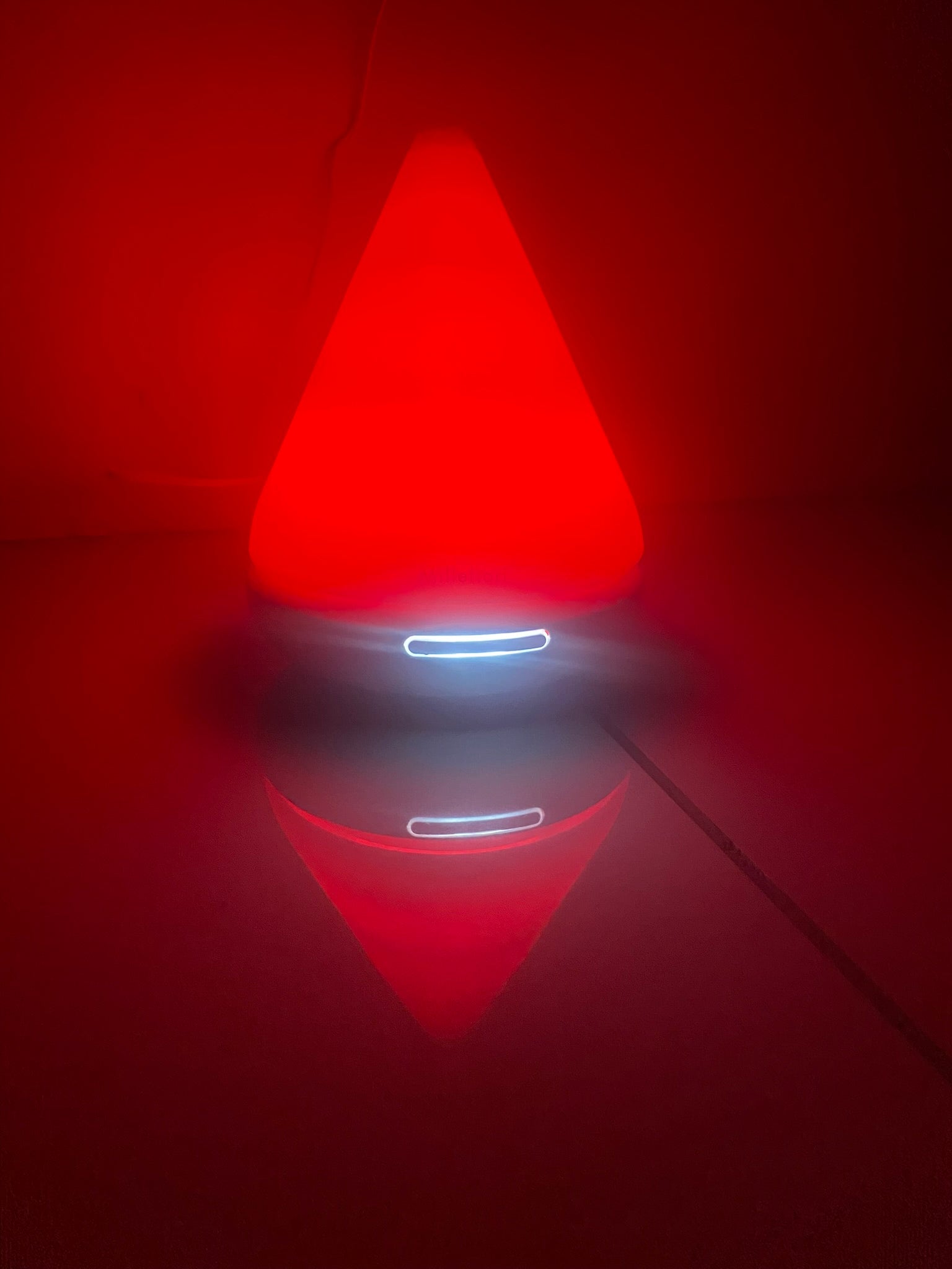 Diffuseur d’huile et parfum en pyramide avec 6 couleurs pour salon, chambre et bureau✨